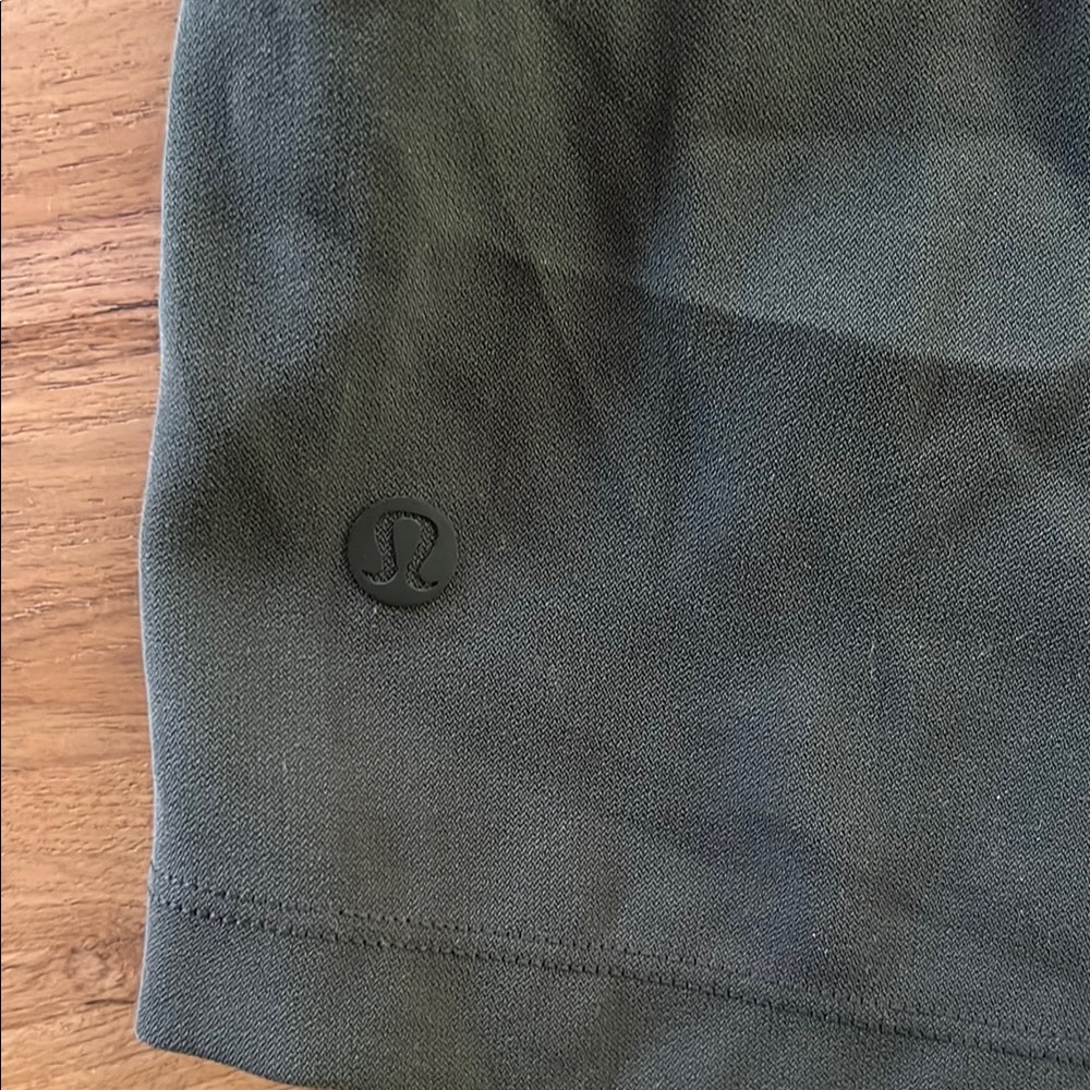Lululemon Athletica On The Fly Green Shorts Sz 2 EUC - Picture 3 of 4